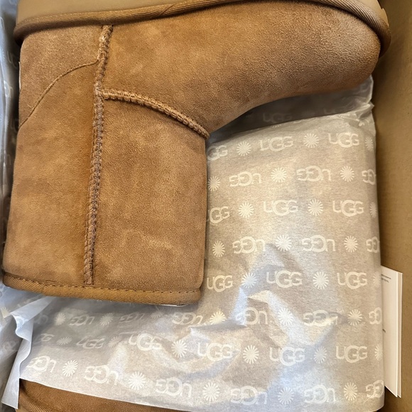BNWT! ULTRA MINI UGG CLASSIC KIDS - Picture 4 of 6
